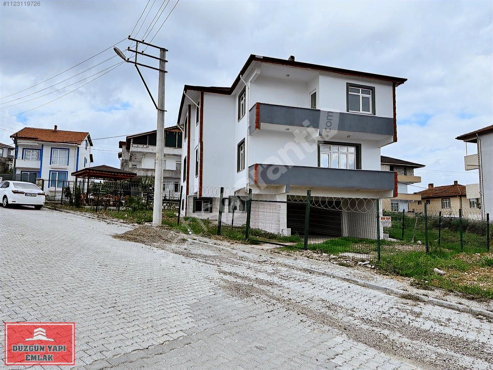 Orhan mahallesinde 330 m2 arsa içinde 2 daire 1 dükkan