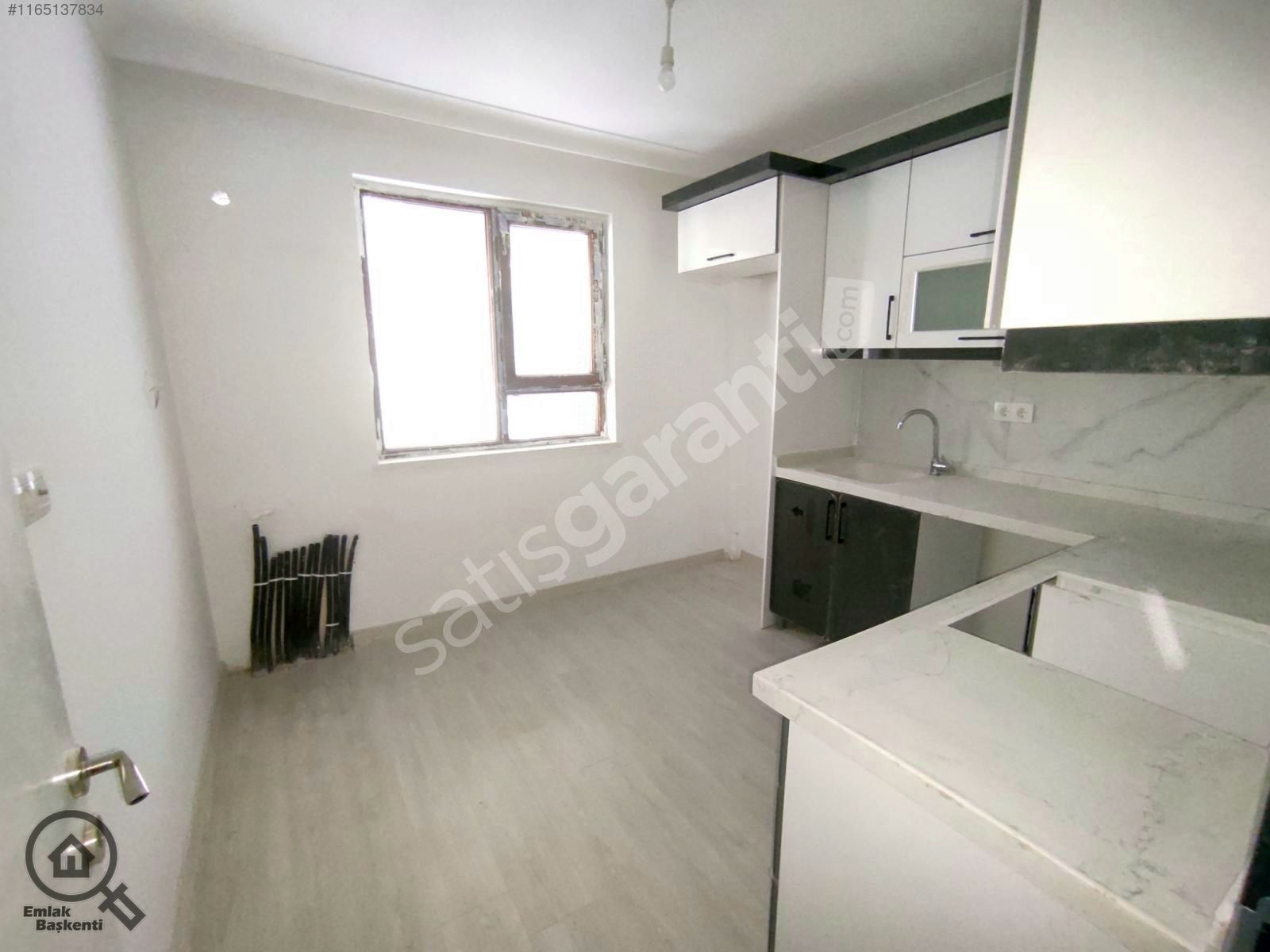 METRO PROJESİNE YAKIN FAHRİ KORUTÜRK'TE 3+1 GİRİŞ KAT ÇİFT BANYO