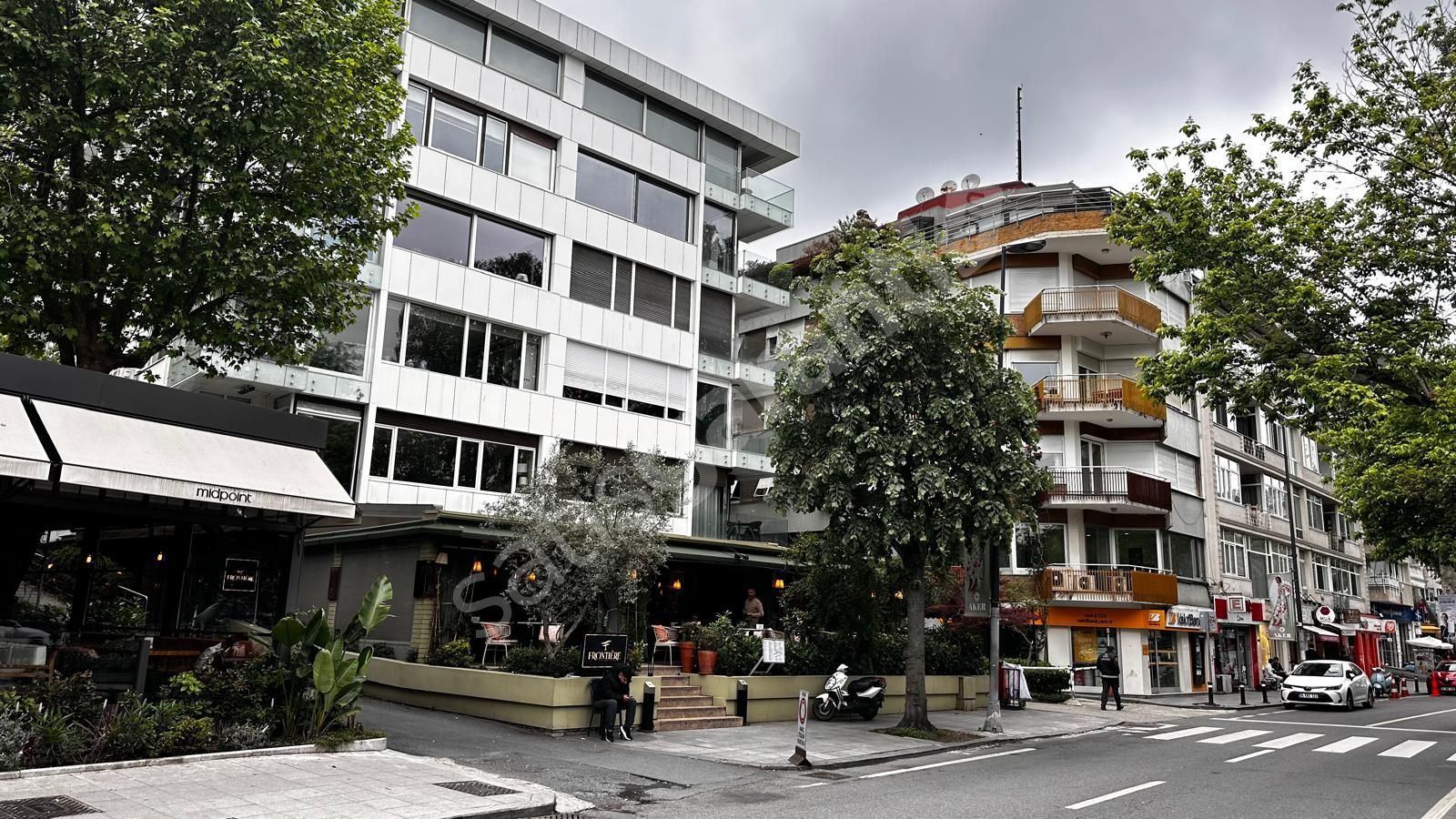 BEBEK SAHİLDE CADDE ÜZERİNDE OTOPARKLI 3.5+1 SATILIK DAİRE