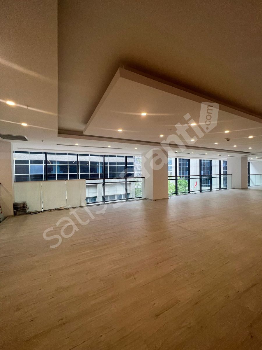 Levent Apa Giz Plaza'da 1250 m2 Dekorasyonlu Kiralık Ofis Katı