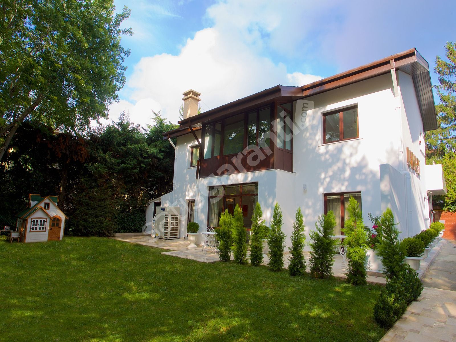 LEVENT'DE KÖŞE KONUMDA GENİŞ BAHÇELİ KİRALIK VİLLA
