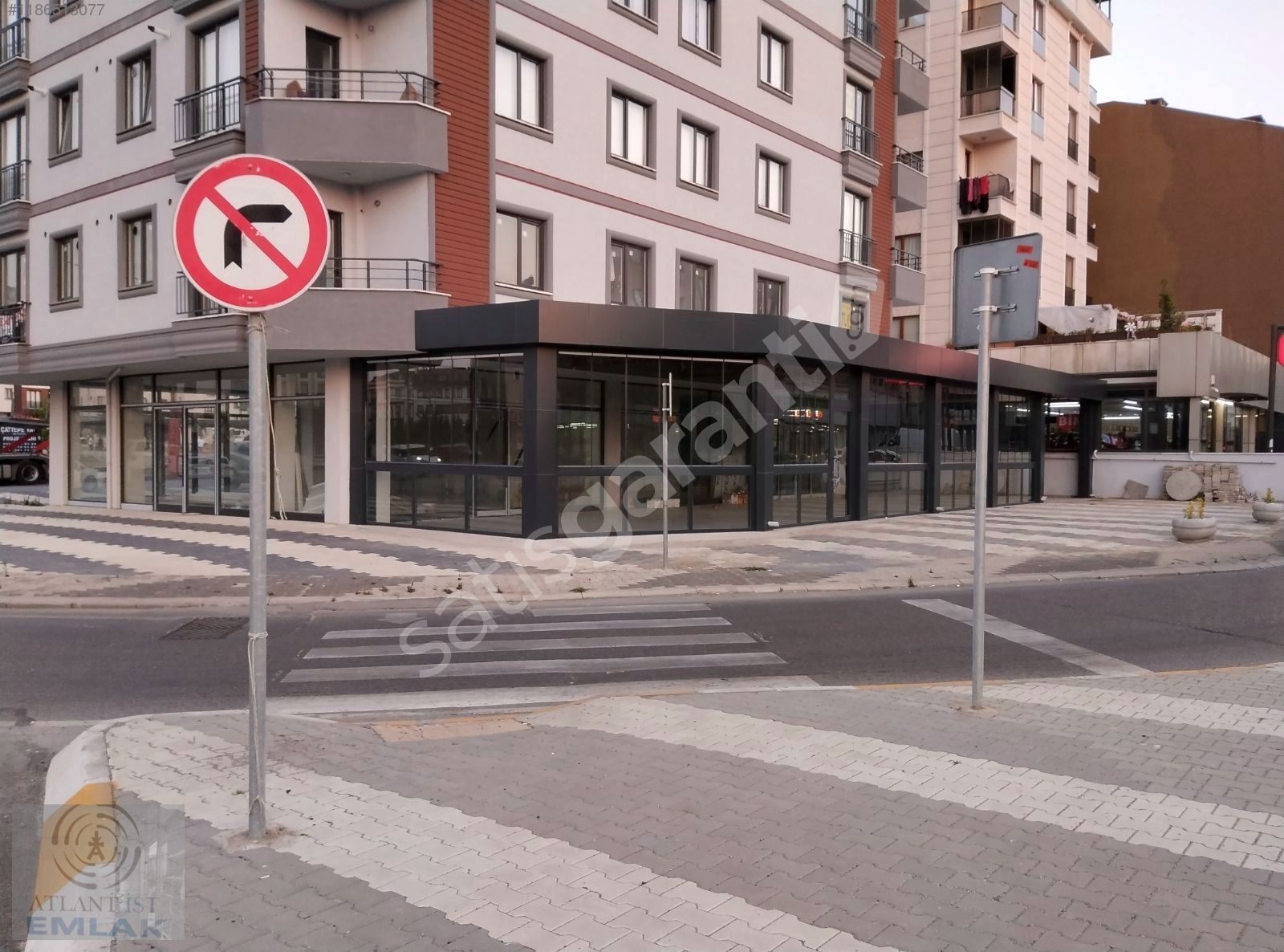 2 DÜKKAN TOPLAM 700M2 CADDE ÜSTÜ KÖŞEBAŞI MEYDANDA İSKANLI