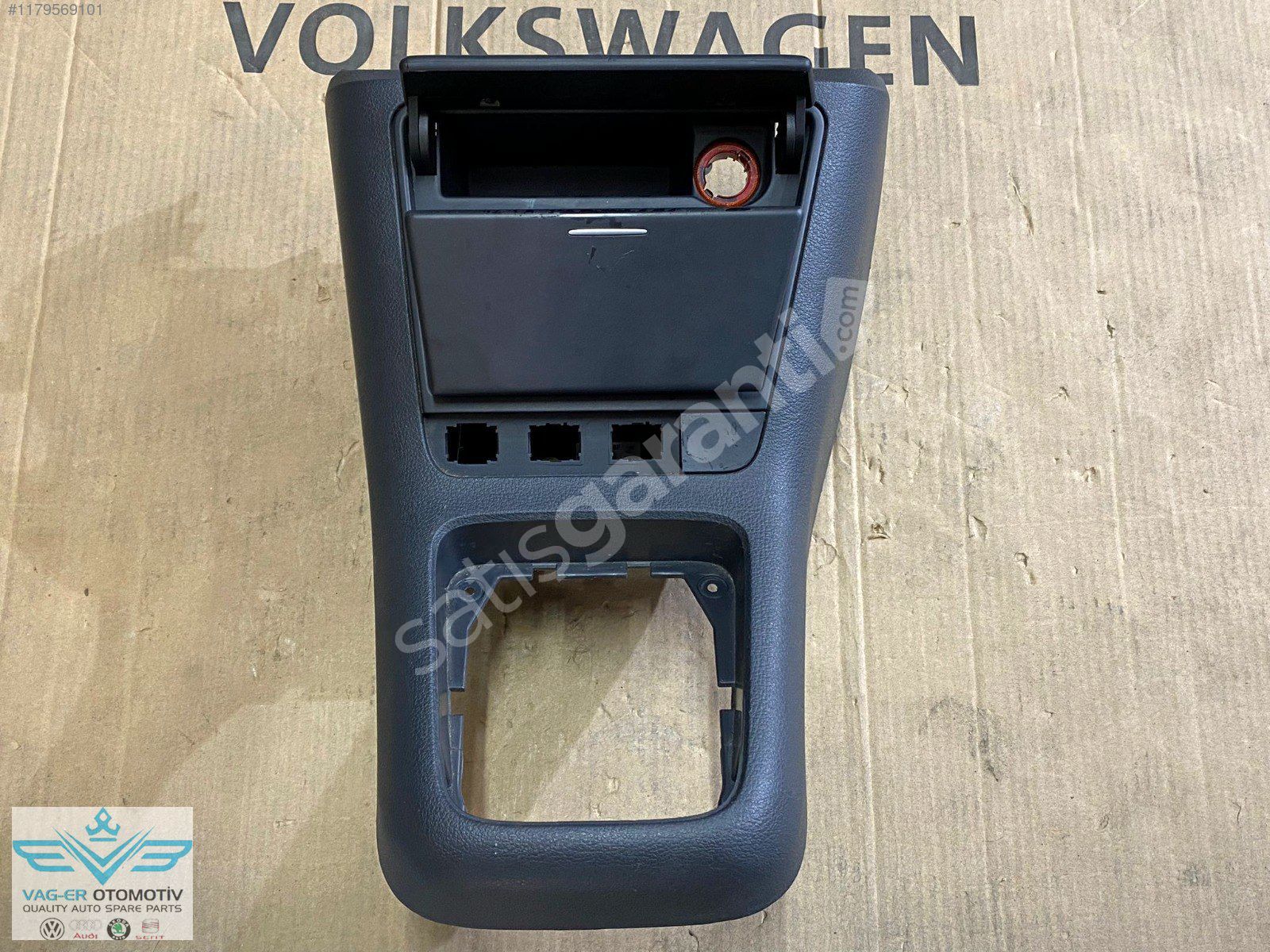 VW GOLF 5 PLUS ÖN ORTA KONSOL ÇAKMAKLIK KÜLLÜK KOMPLE 5M1857961C