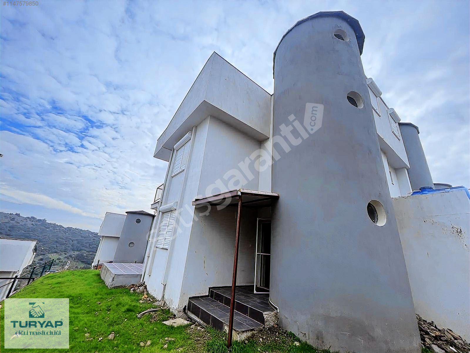 Dikili Yaylayurt Mahallesi'nde Satılık Teraslı Tripleks Villa