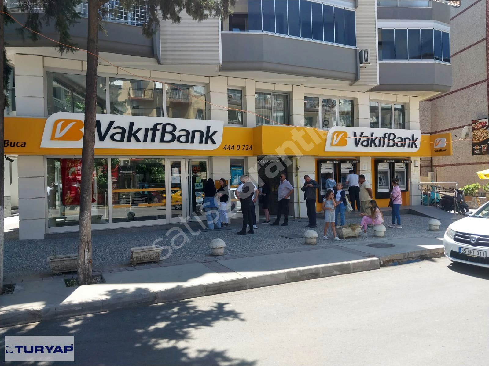 BUCA ÇEVİKBİR MERKEZDE Y.GETİRİLİ BANKA KİRACILI SATILIK DÜKKAN