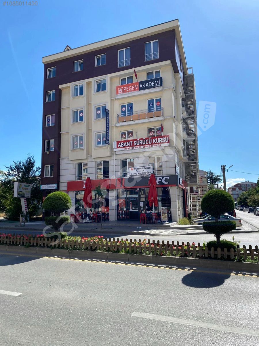 BOLU MERKEZ ATATÜRK CADDESİNDE BULVAR KÖŞELİ SATILIK BİNA