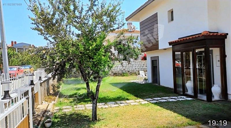 ACİL !!! TURYAP ÇEŞME'DE SATILIK TAM MÜSTAKİL VİLLA