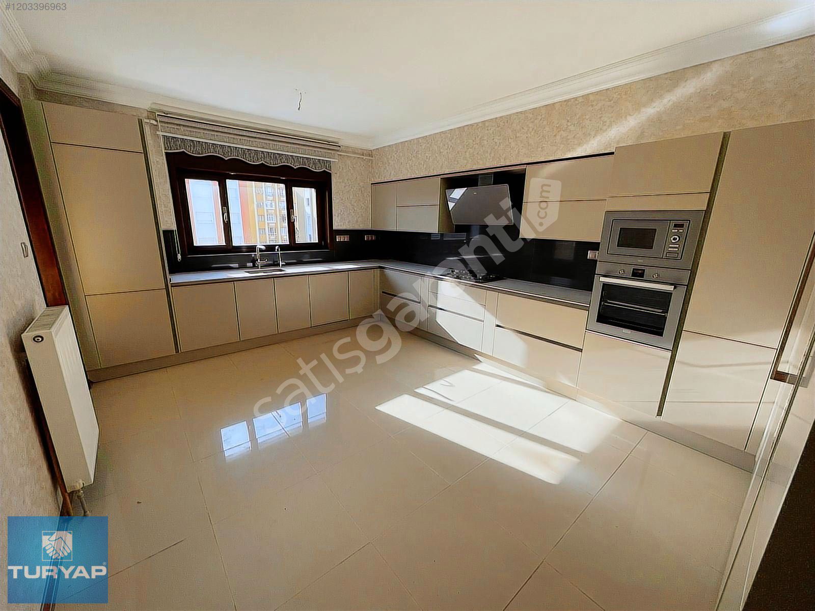 TURYAP'TAN SERTLER SİTESİNDE SATILIK ARAKAT BOŞ GENİŞ 4+1 DAİRE