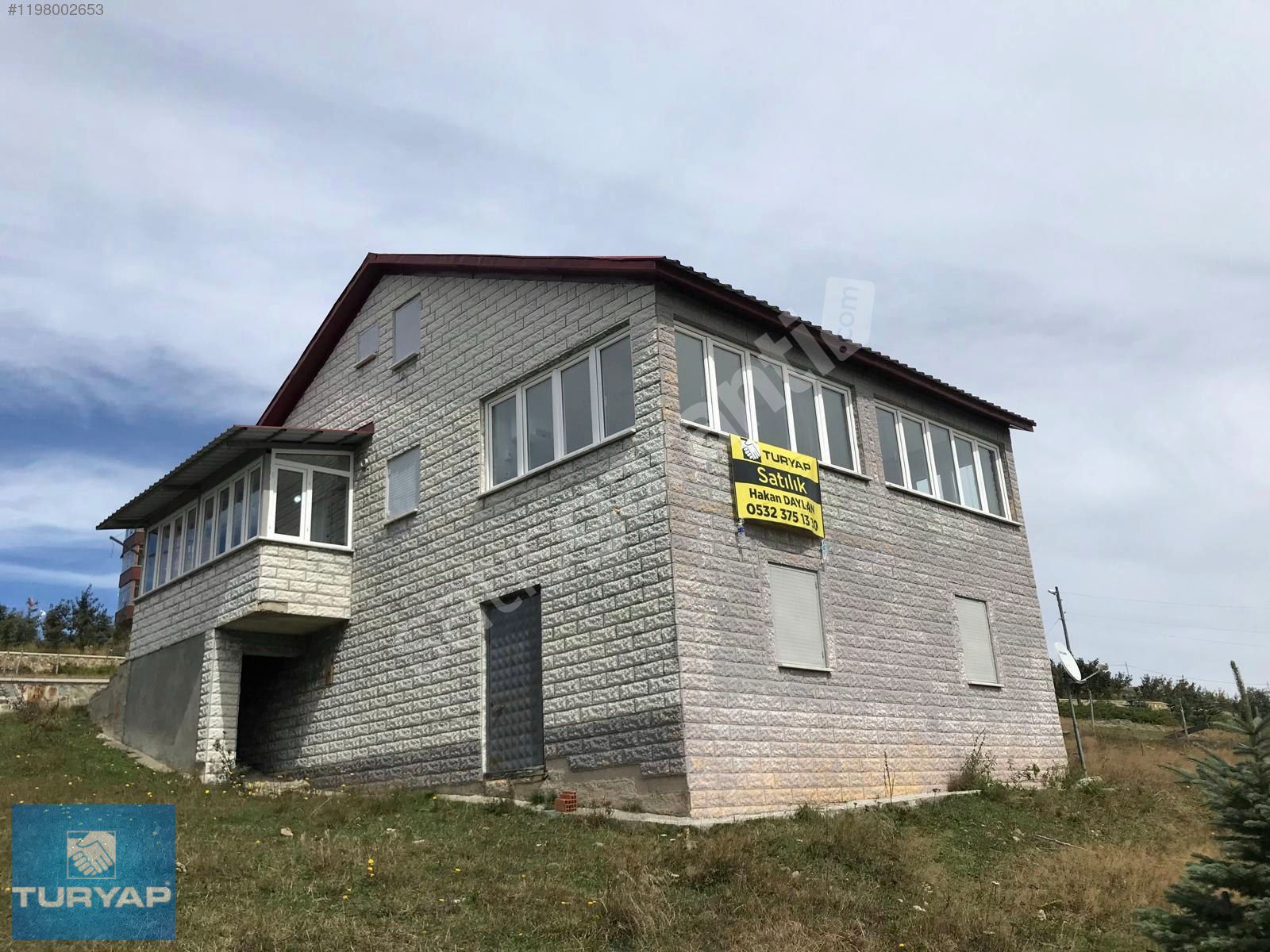 ÇAMBASINDA FULL EŞYALI GENİŞ ARSALI SATILIK 3 KATLI VİLLA
