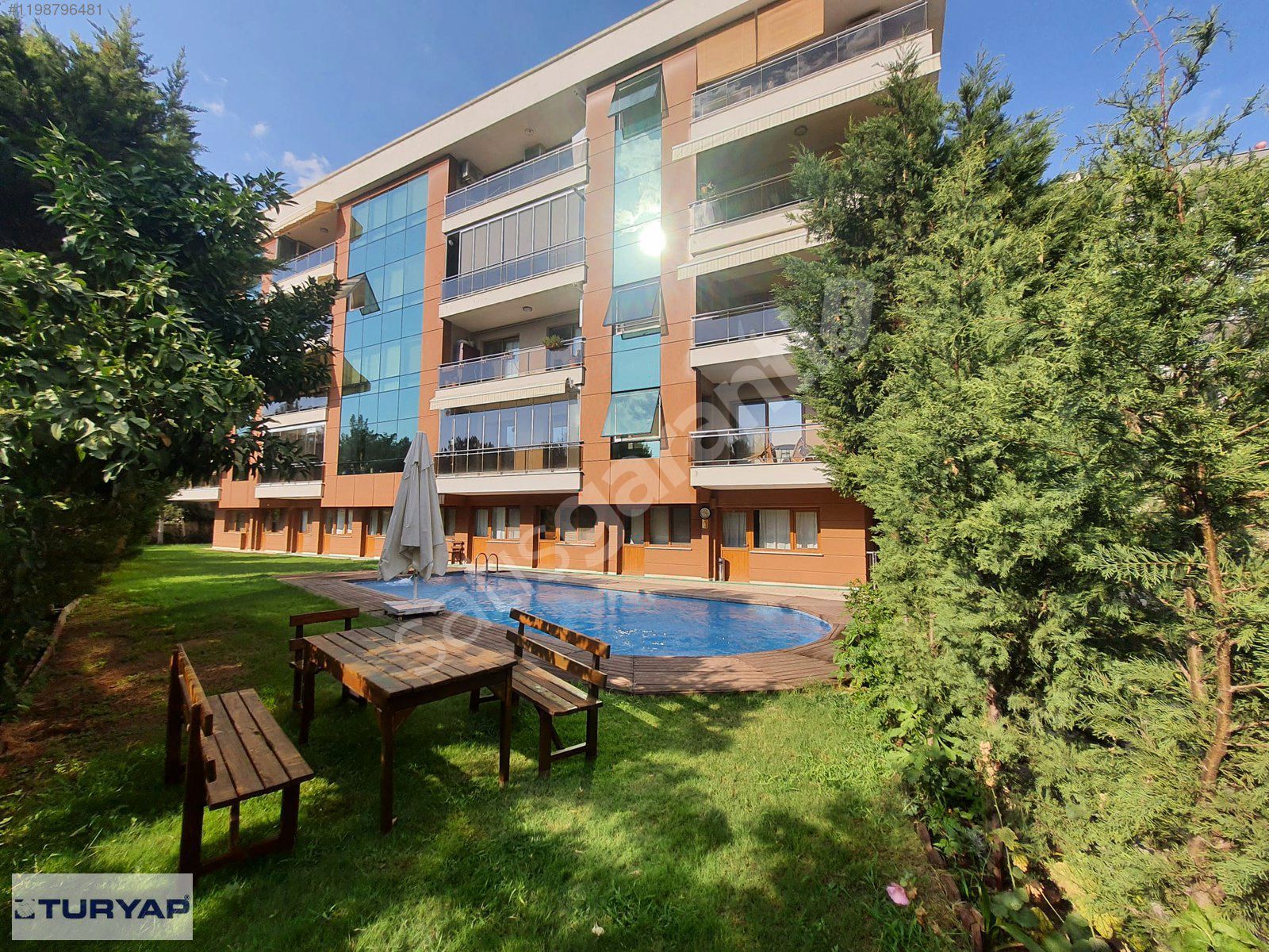 Bornova Evka3 'te ORMAN ile içiçe 150 m2 Havuzlu Lüks daire