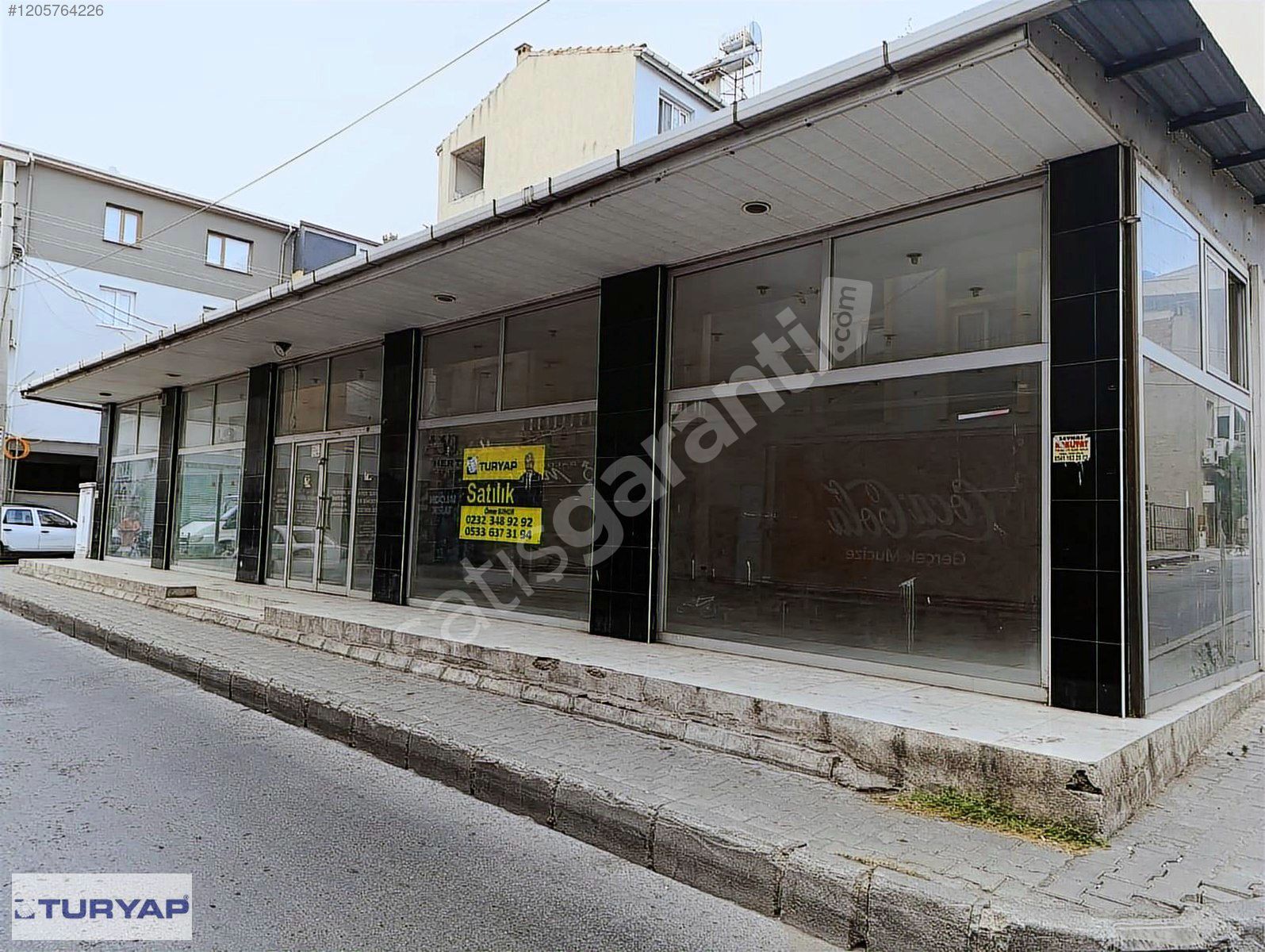 Bayraklı Osmangazide Yola cepheli Köşe 178 m2 dükkan