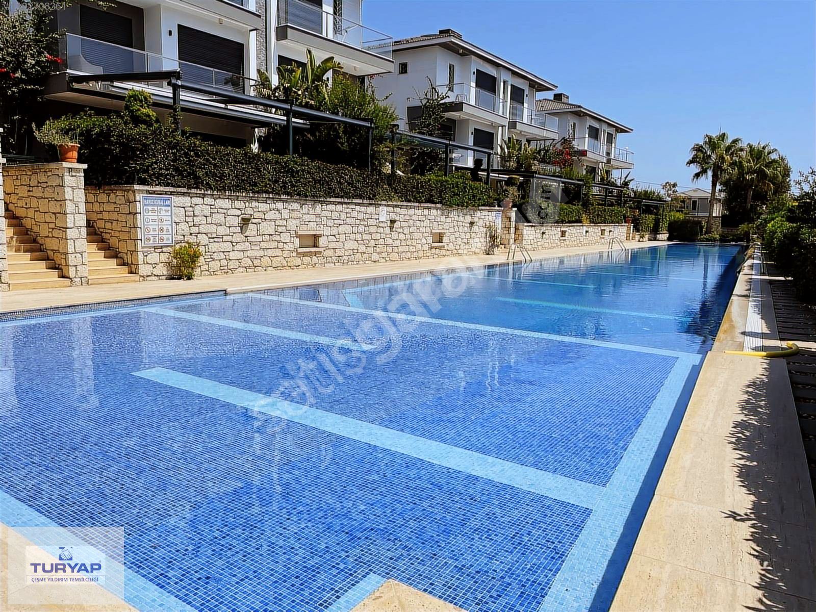 TURYAP ÇEŞME ALAÇATI'da MUHTEŞEM HAVUZLU SİTEDE SATILIK VİLLA