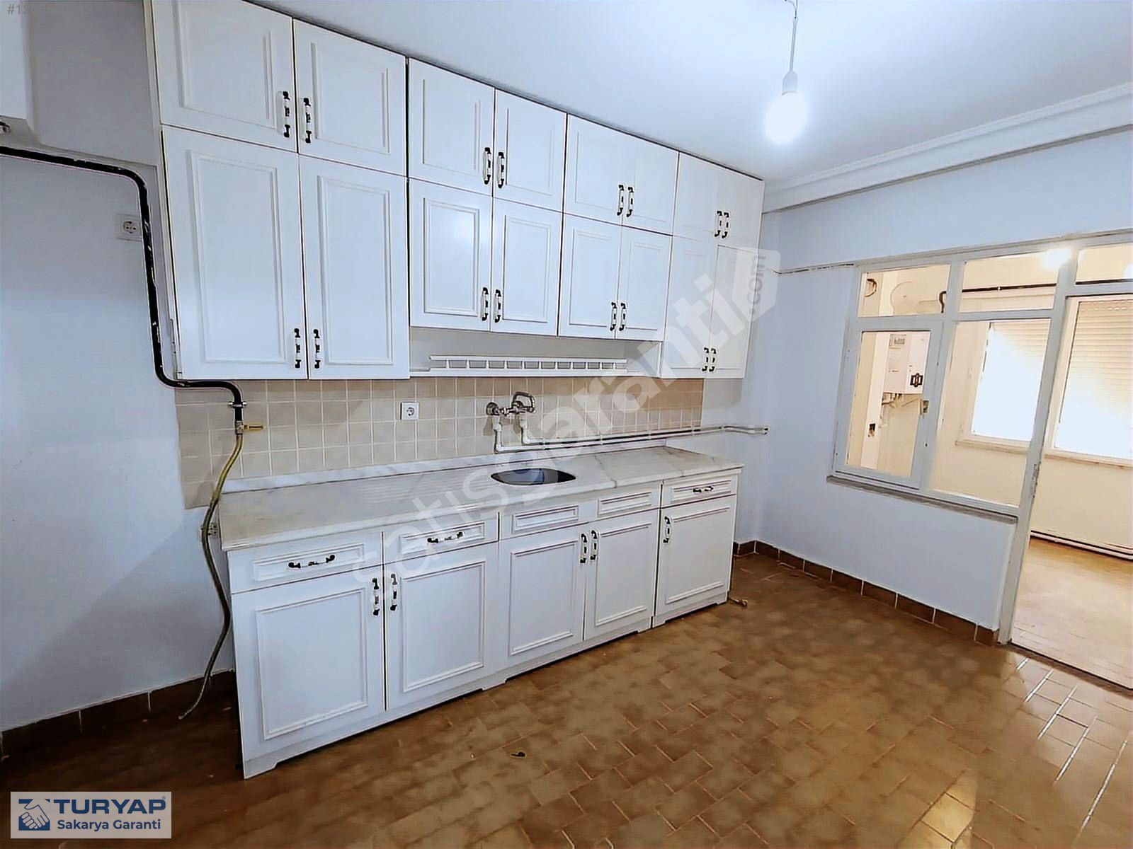 ADAPAZARI ORTA MAHHALLEDE MERKEZİ KONUMDA 2+1 KİRALIK DAİRE