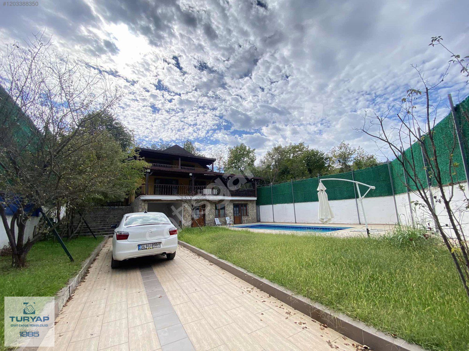 Sapanca'da Eşyalı 4+1 Havuzlu Villa