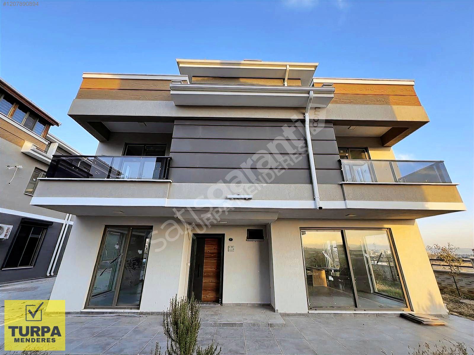 İZMİR MENDERESTE SİTE İÇERİSİNDE SATILIK 5+1 TRİPLEKS VİLLA