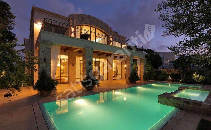 Polonezköy'de Havuzlu Yeşilliğin İçinde Günlük Kiralık Villa
