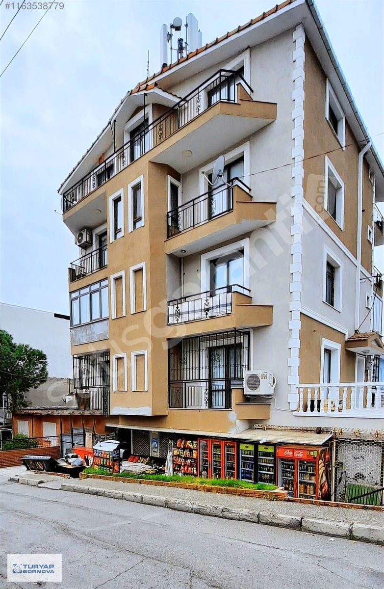 Bornova Atatürk Mahallesinde Merkezi Konumda 251m2 Market