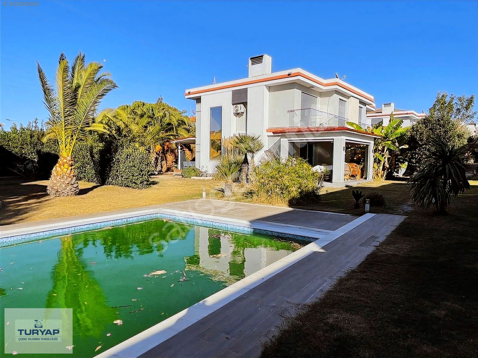 TURYAP ÇEŞME ALAÇATI'da HAVUZLU SİTEDE SATILIK 3+1 VİLLA