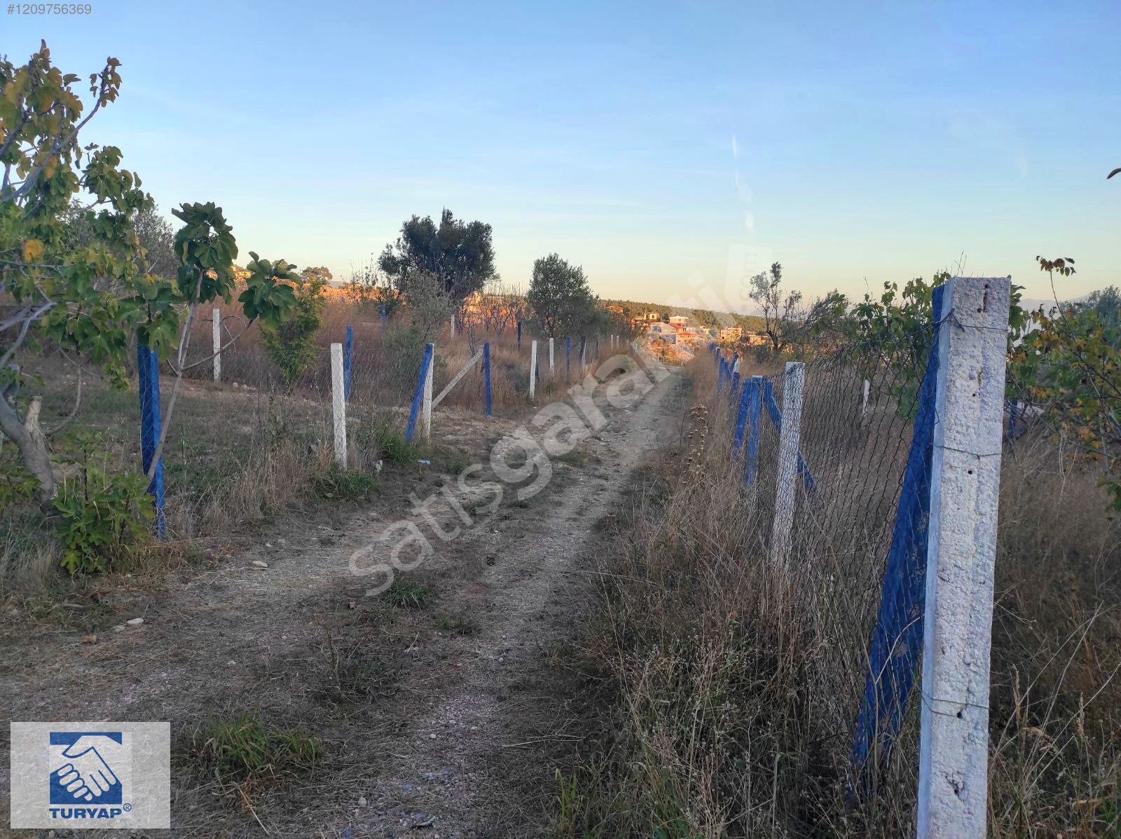Bornova Yakaköyde Satılık 310 m2 Bahçe