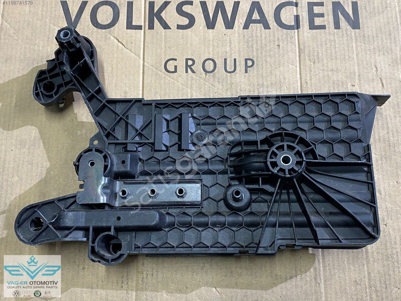 VW GOLF 7 2013-2016 AKÜ ALTI KORUYUCU KAPAK KAPAĞI BRAKETİ