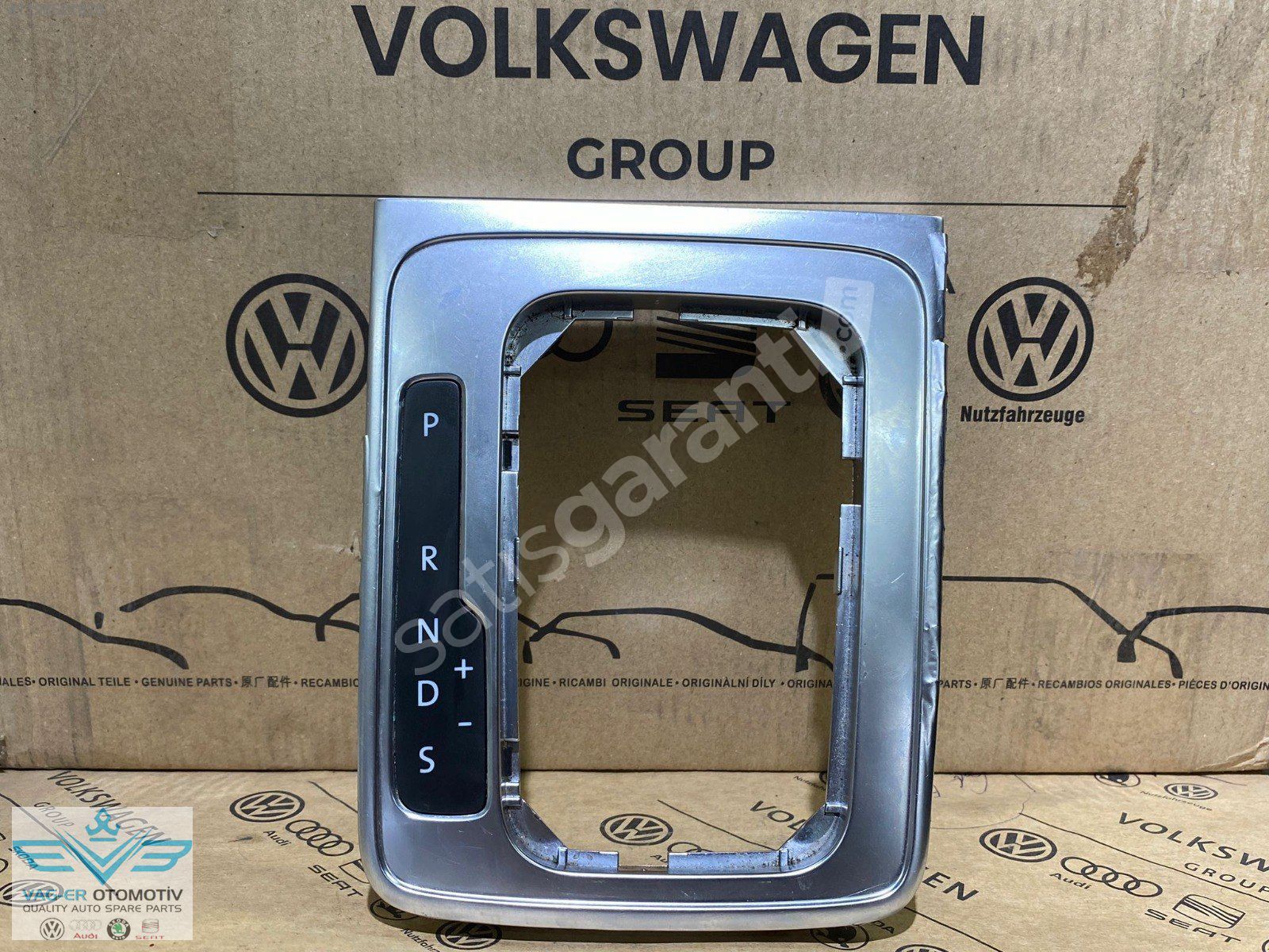 PASSAT CC 2009-2012 VİTES ÇERÇEVESİ NİKELAJI 3AB713203E