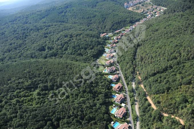 SAKLI KORU SİTESİNDE 1000M2 ARSA İÇERİSİNDE KİRALIK 5+1 VİLLA
