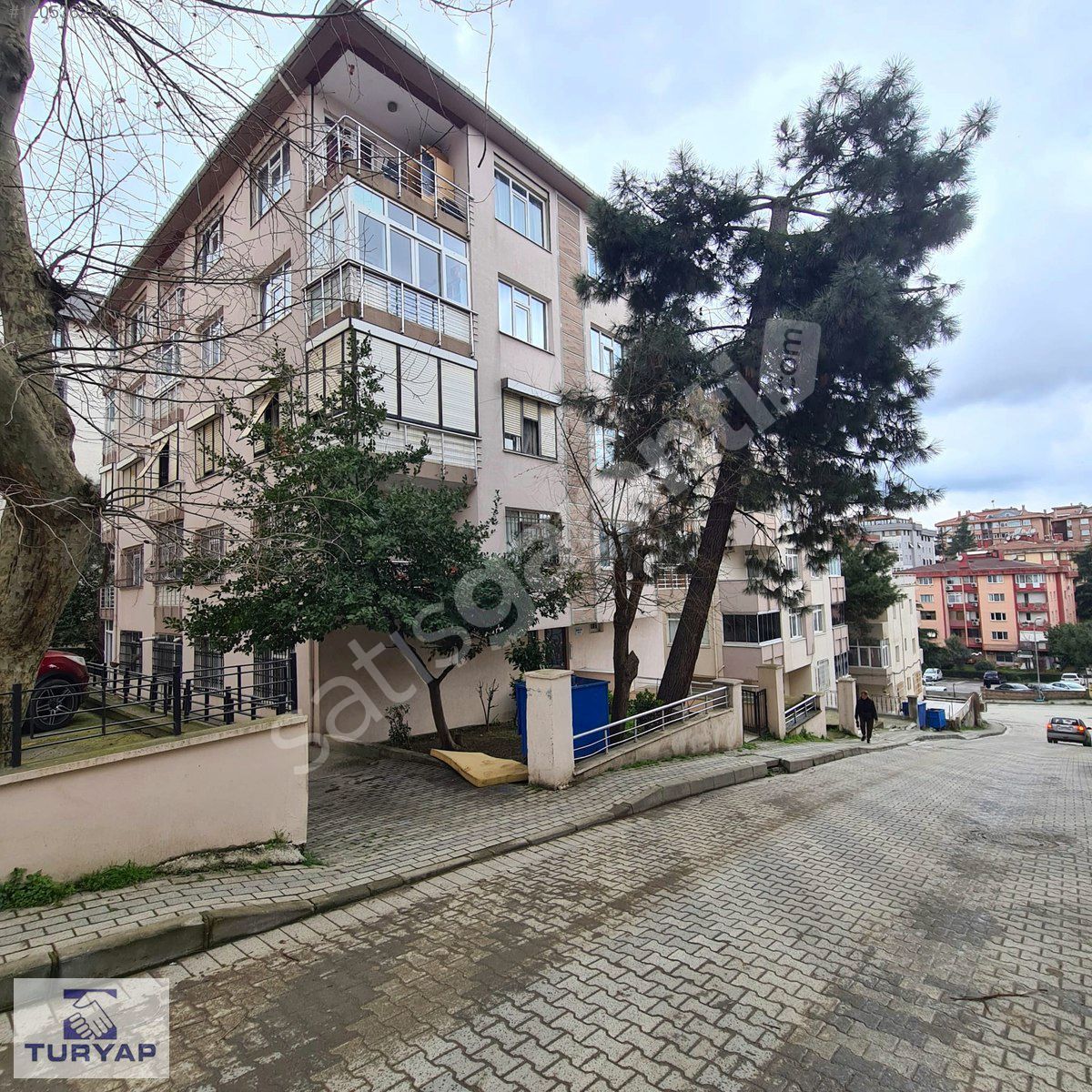 ACIBADEM MAHALLESİNDE CADDEYE YAKIN 3+1 ARA KAT