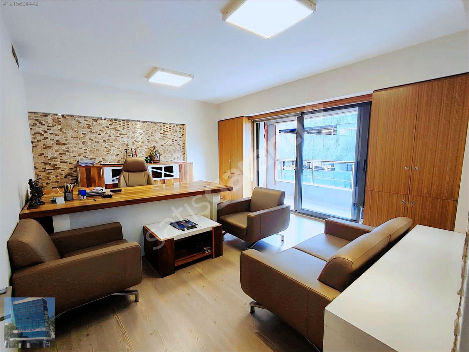 Bayraklı'da, Adliye Yakını, Çolakoğlu Plaza'da Satılık 2+1 Ofis