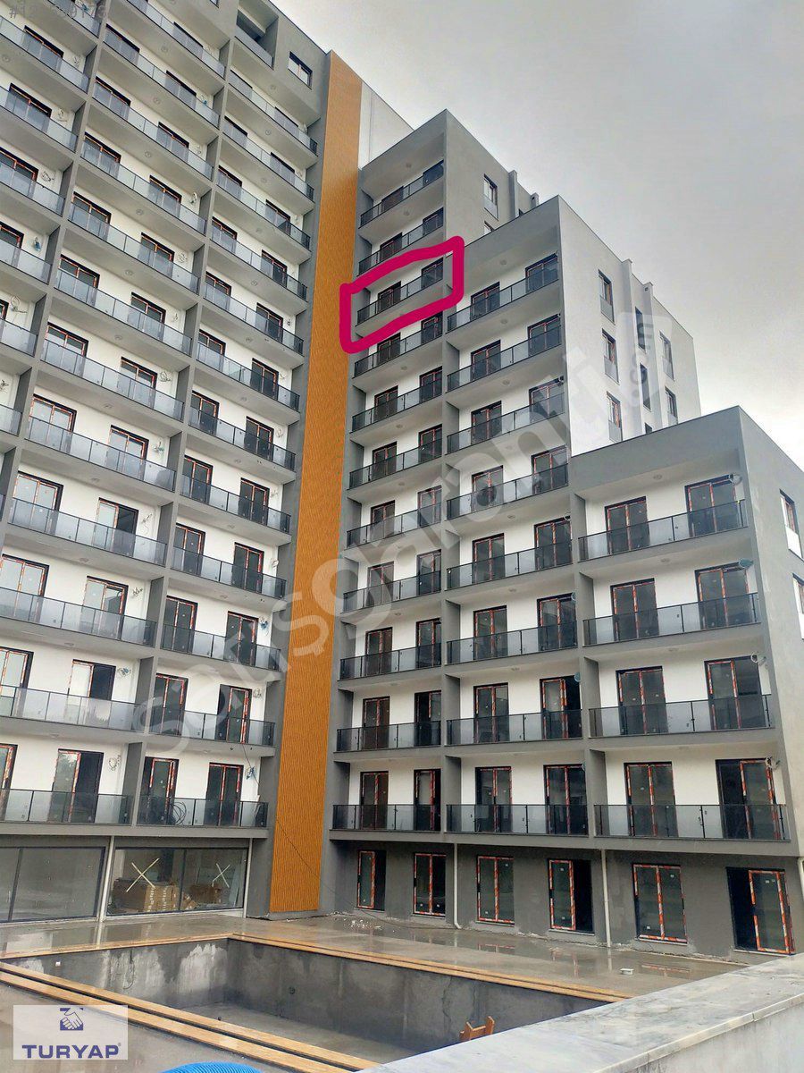 Havuzlu Sitede Çift Cepheli 1+1 Satılık Daire
