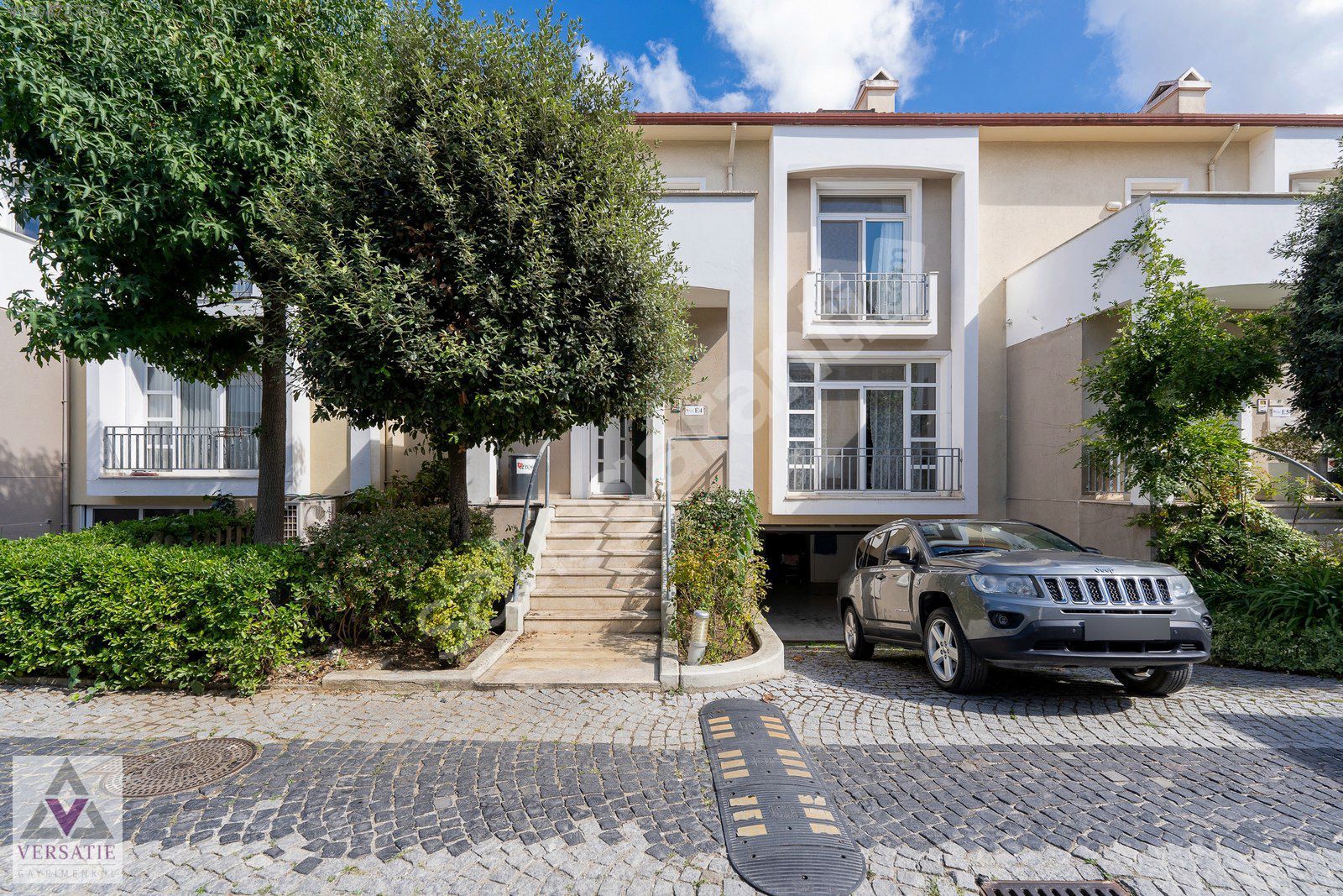 Göktürk Kemer Rose Sitesi İyi Konumda Bahçeli Satılık Villa