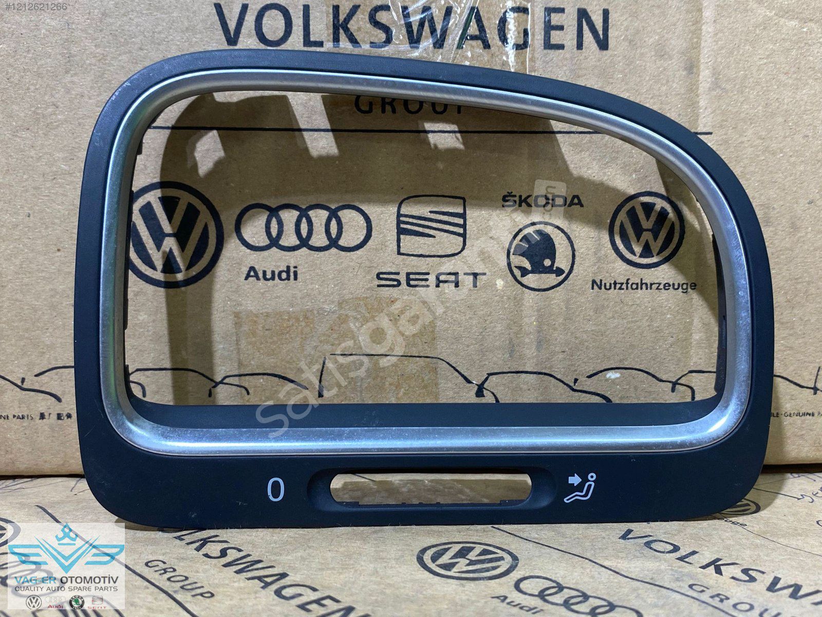 VW GOLF 6 SAĞ KALORİFER IZGARASI DIŞ ÇERÇEVESİ 5K0819742C