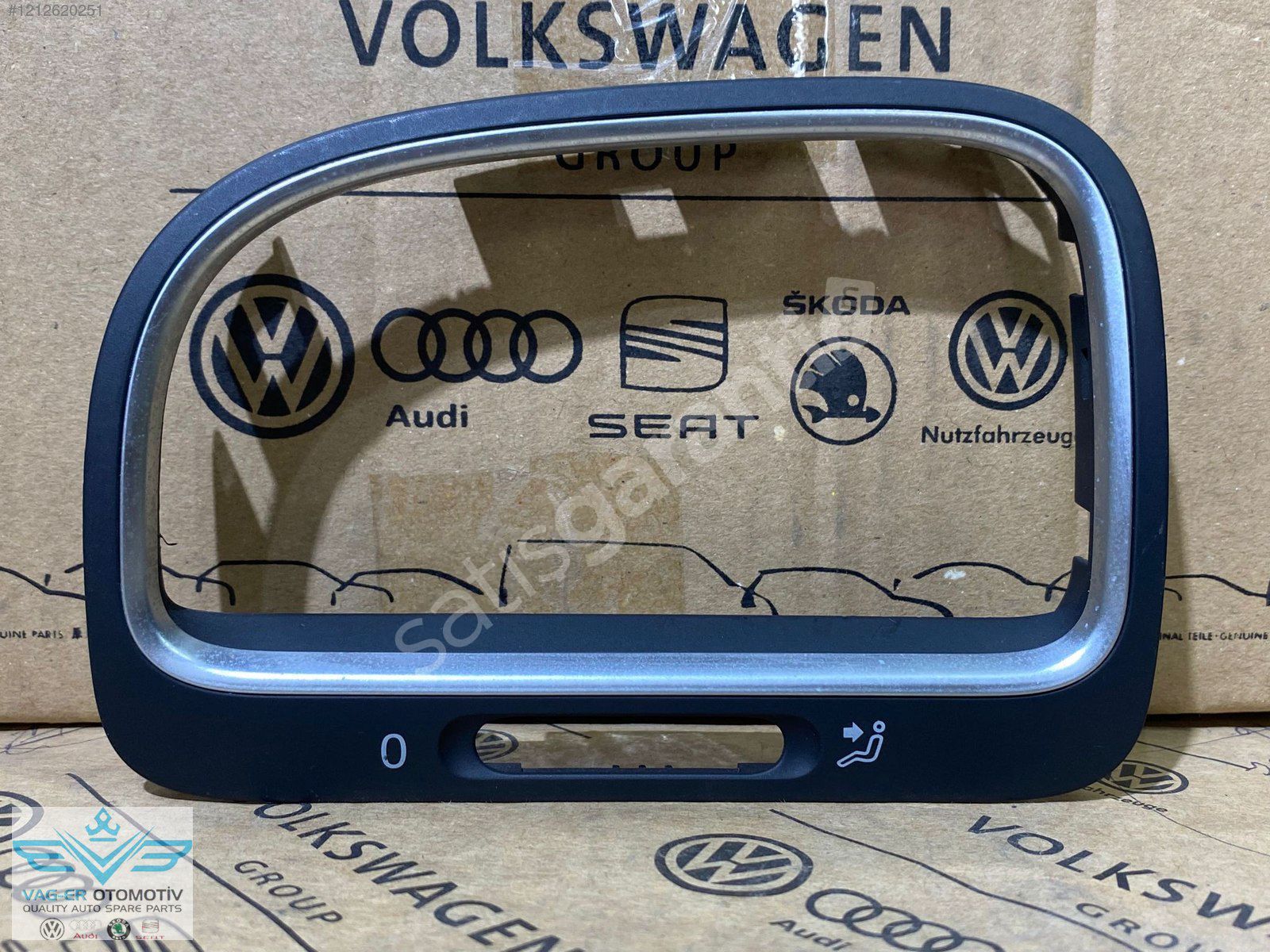 VW GOLF 6 SOL KALORİFER IZGARASI DIŞ ÇERÇEVESİ 5K0819741B