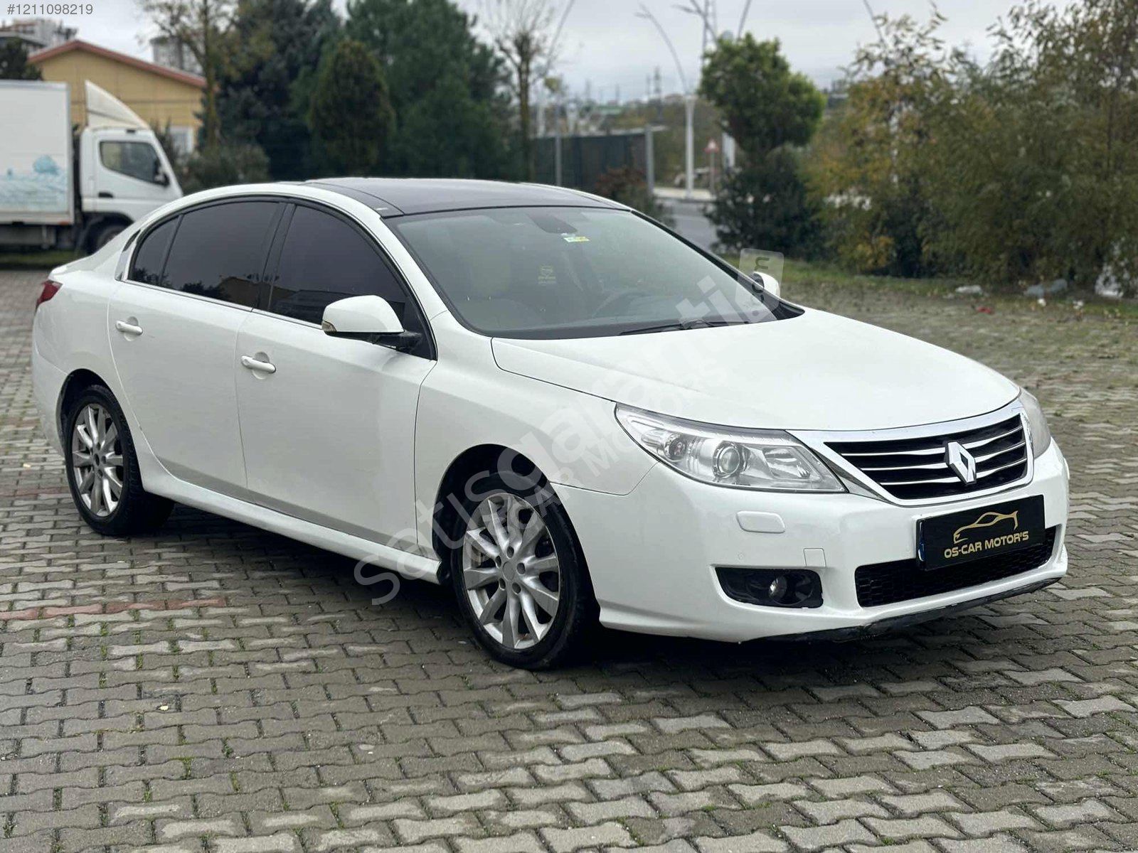 GMO MOTORS ' DAN 2011 MODEL CAM TAVANLI RENAULT LATİTUDE