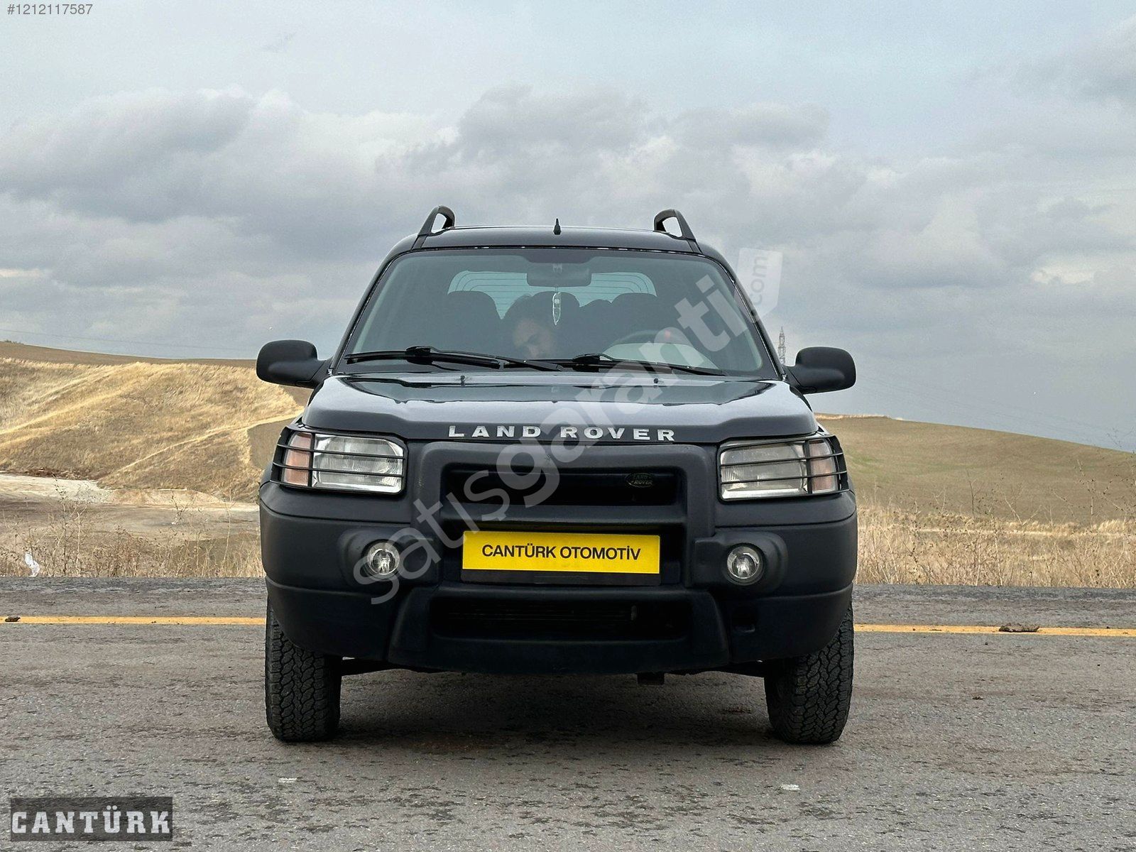 ***CANTÜRK'TEN DEĞİŞENSİZ MAKYAJLI LAND ROVER***