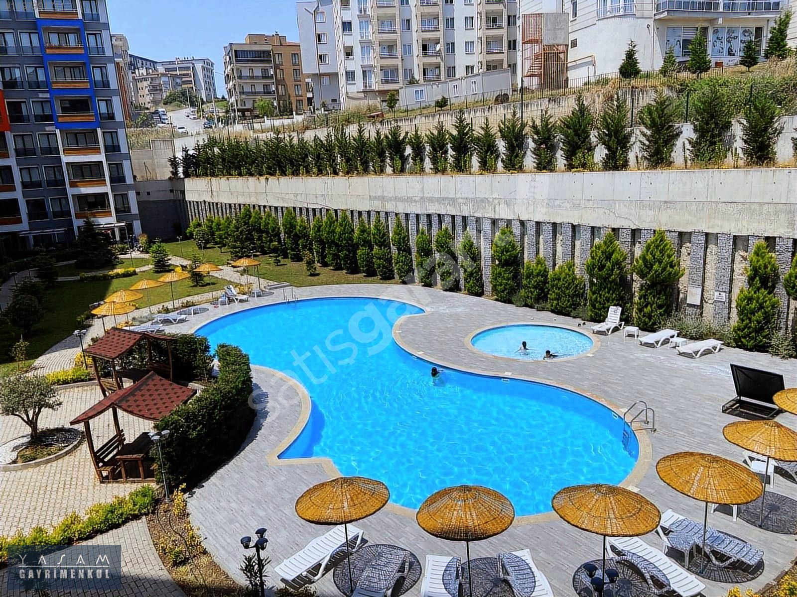 YAŞAM GAYRİMENKUL'DEN HAVUZLU SİTEDE EŞYALI 2+1 KİRALIK DAİRE