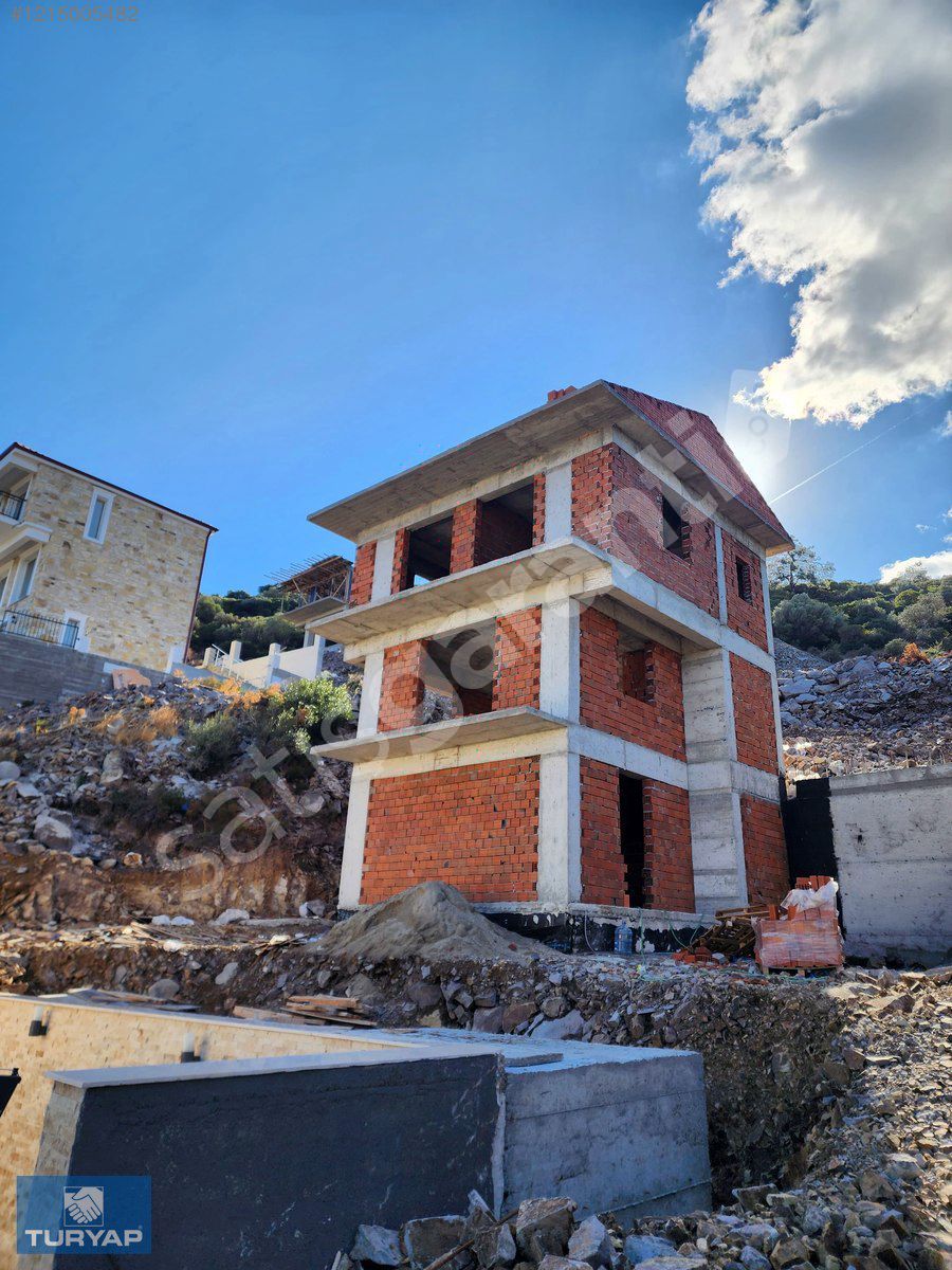 SAZLICA PLAJINDA NATAMAM SATILIK TRİPLEKS VİLLA