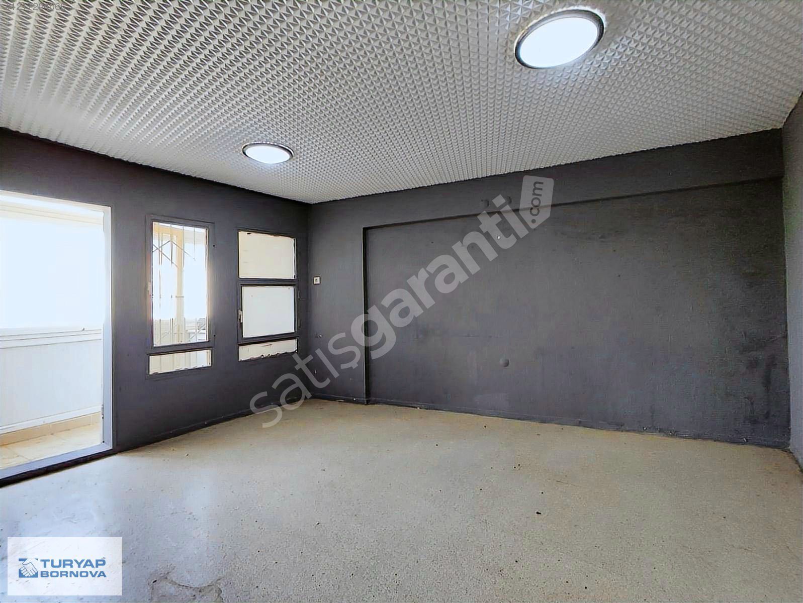 Bornova Merkez'de 1+0 Kiralık Ofis