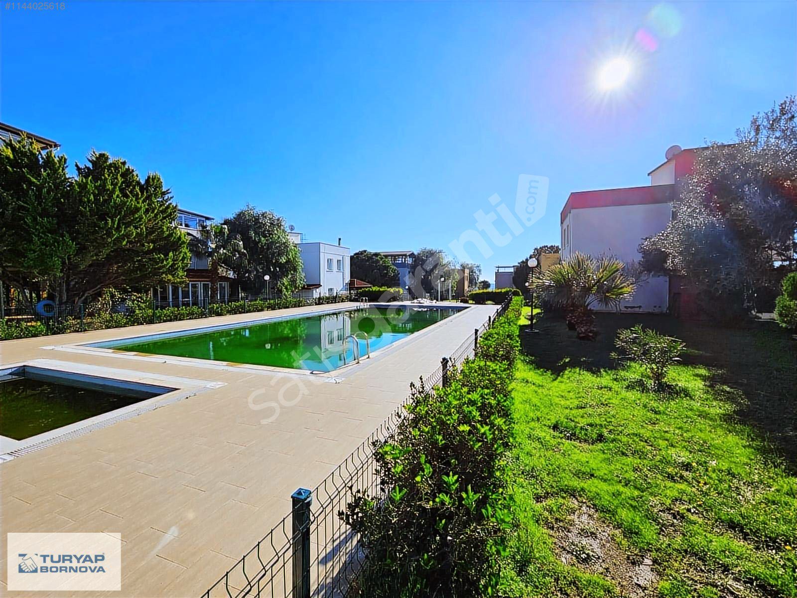 Dikili Denizköy'de Havuzlu Site İçerisinde Satılık 3+2 Villa