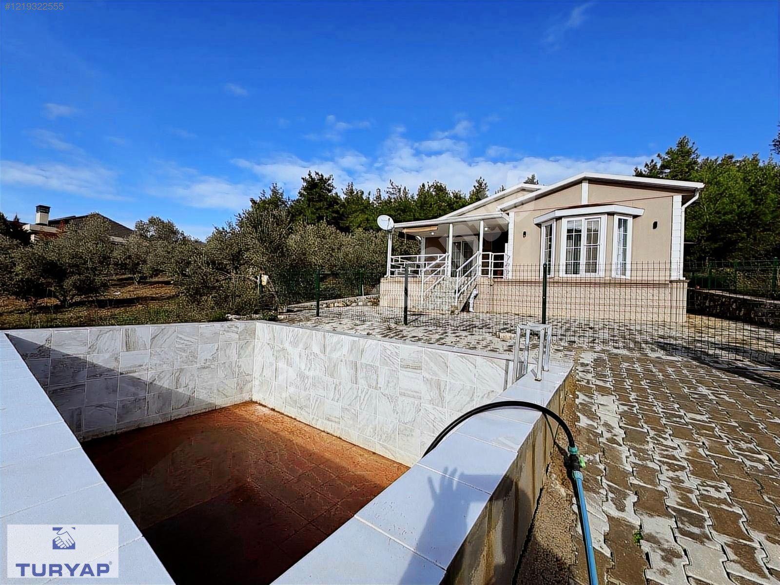 GAZİEMİR TURYAPTAN ÇAMÖNÜNDE İÇİNDE EVİ OLAN SATILIK ARSA