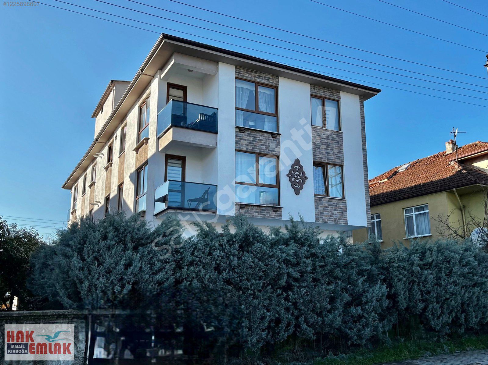 Hak Emlak'tan Azmimilli'de Tam Merkezde Kiralık 3+1 Eşyalı Daire
