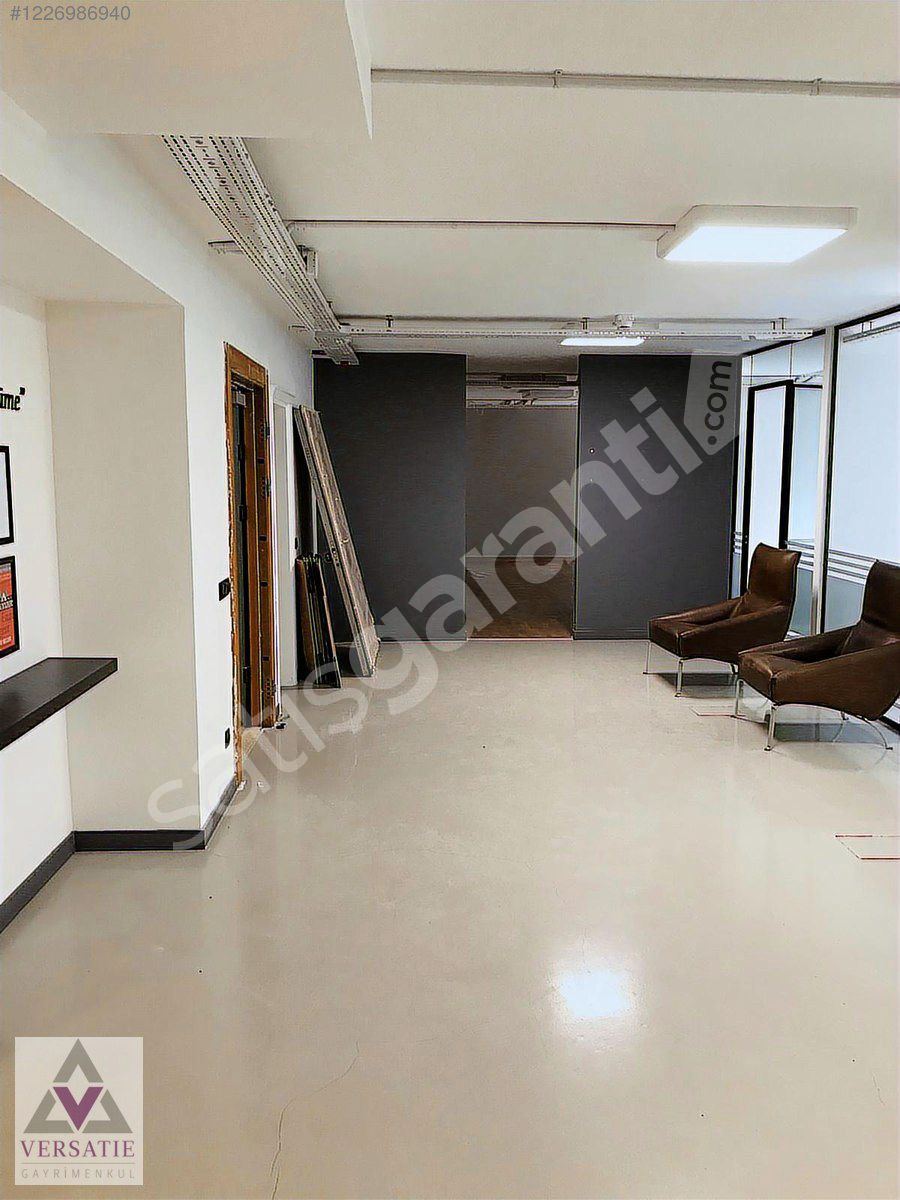 İSTİNYE MERKEZDE PLAZA İÇİNDE GENİŞ OFİS KATI