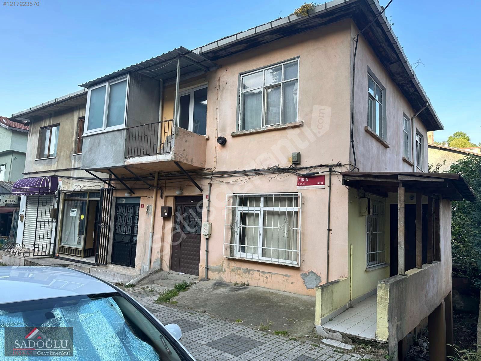 FERİBOTA YÜZ METRE MESAFEDE 3 KATLI MÜSTAKİL EV