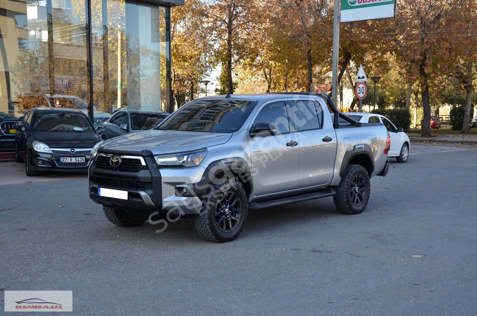 EKSPRES PLAZA'DAN 2023 TOYOTA HİLUX INVİNCİBLE 2.4 DİZEL 4X4
