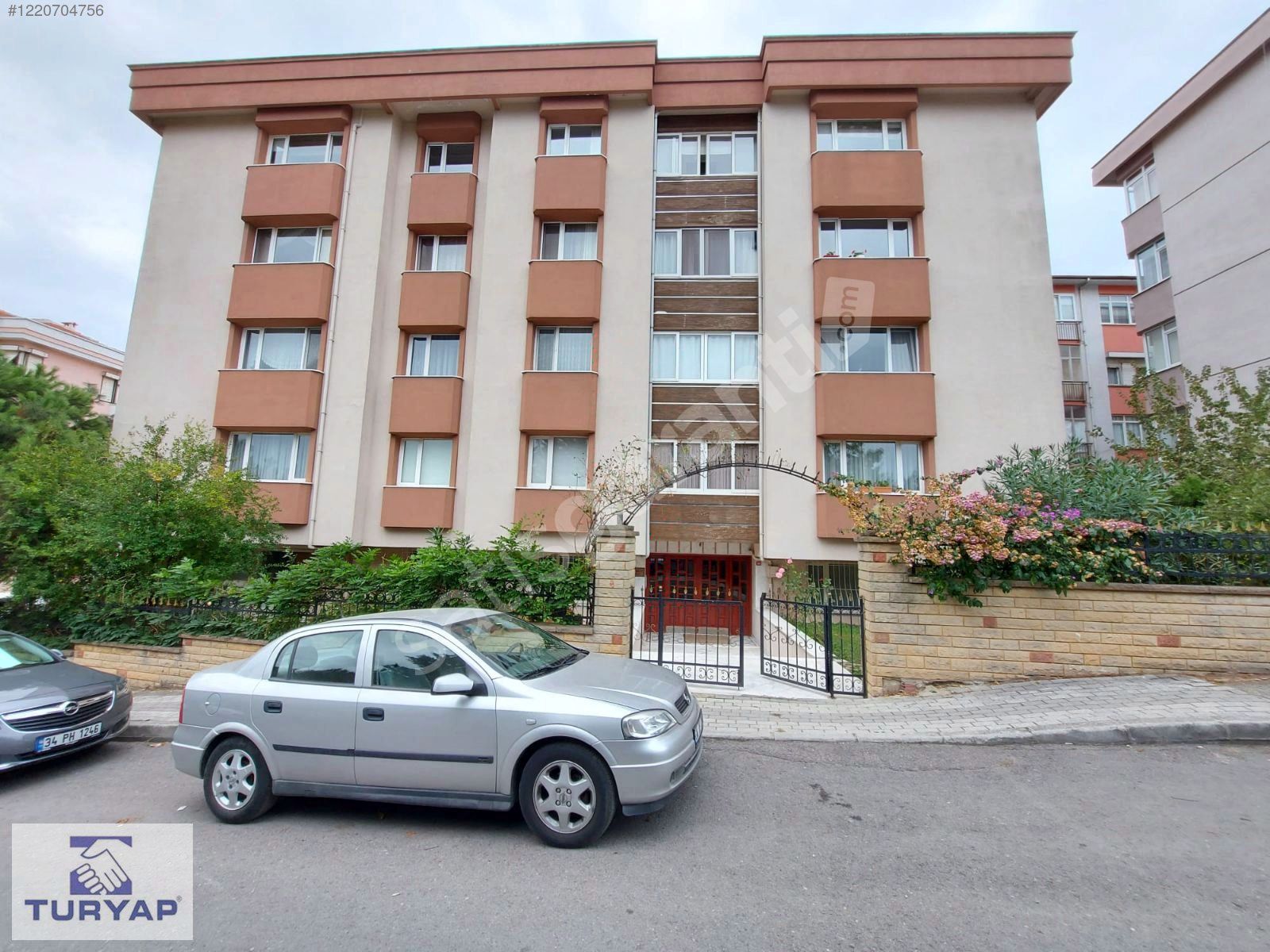 ACIBADEM CADDESİ'NİN YANIBAŞINDA İÇİ ÇOK BAKIMLI 4+1 GİRİŞ KATI