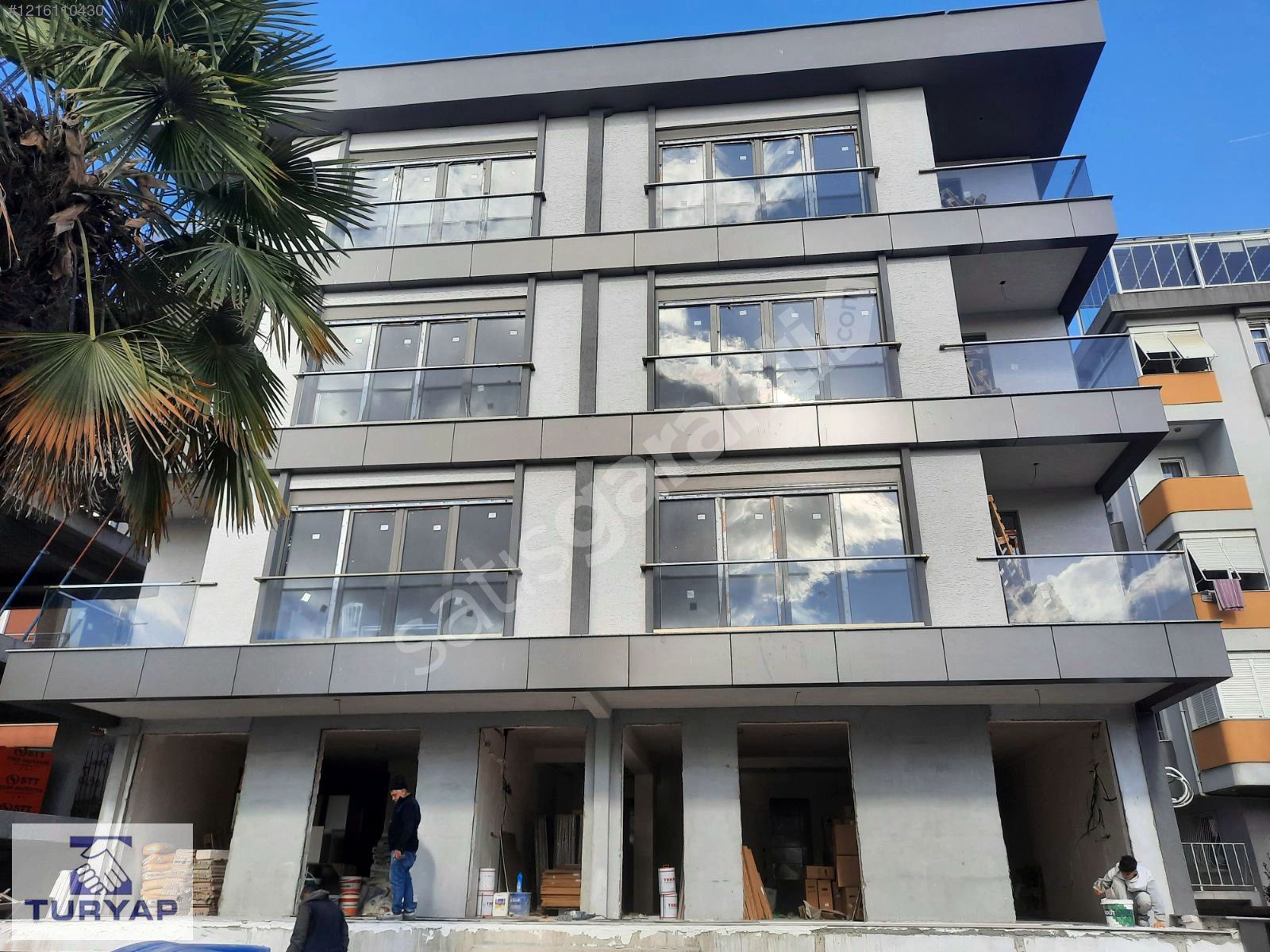 Acıbademde merkezi konumda satılık dükkan