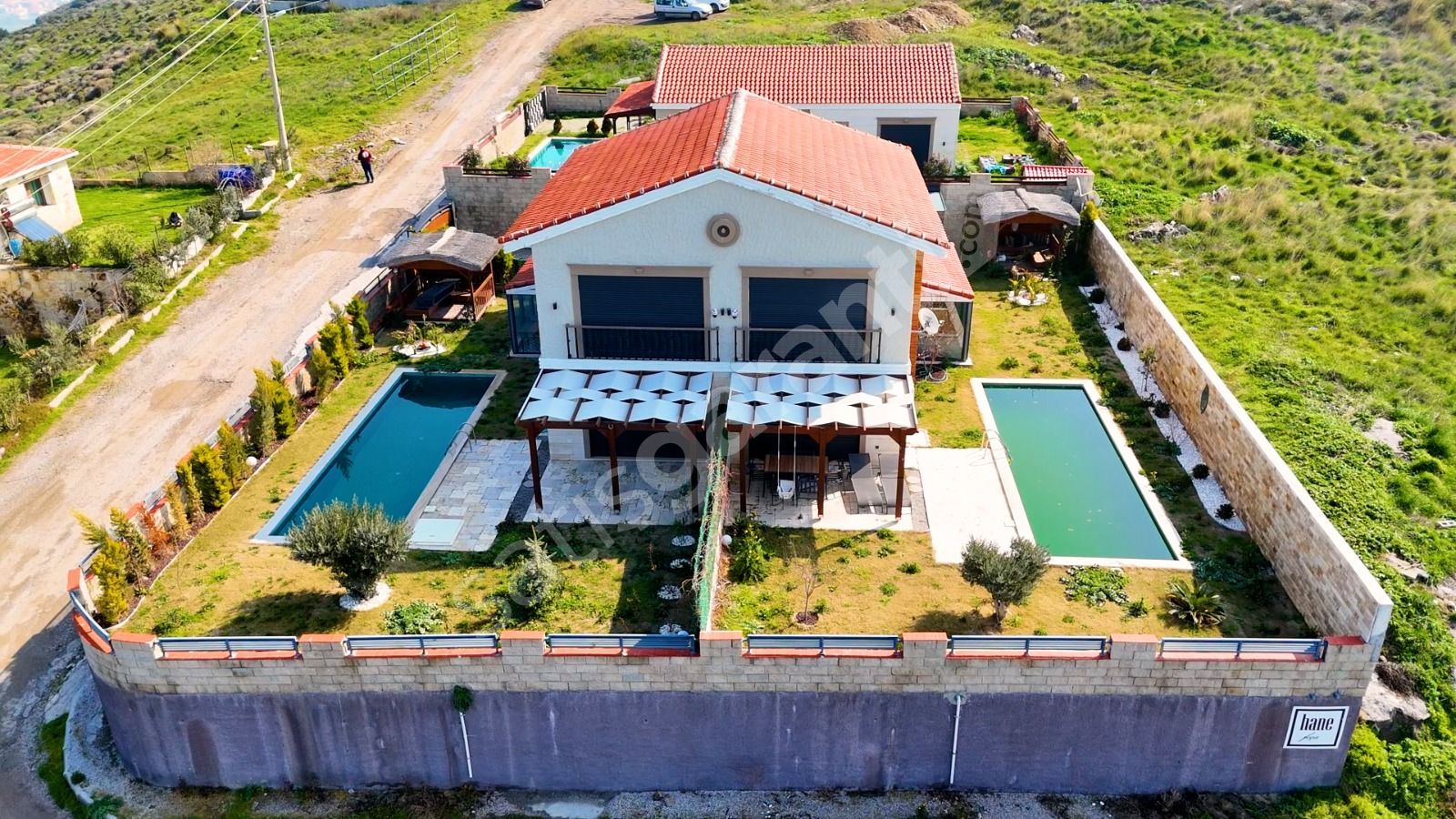 FOÇAKÖY YENİBAĞARASINDA MÜSTAKİL HAVUZLU SATILIK 2 VİLLA