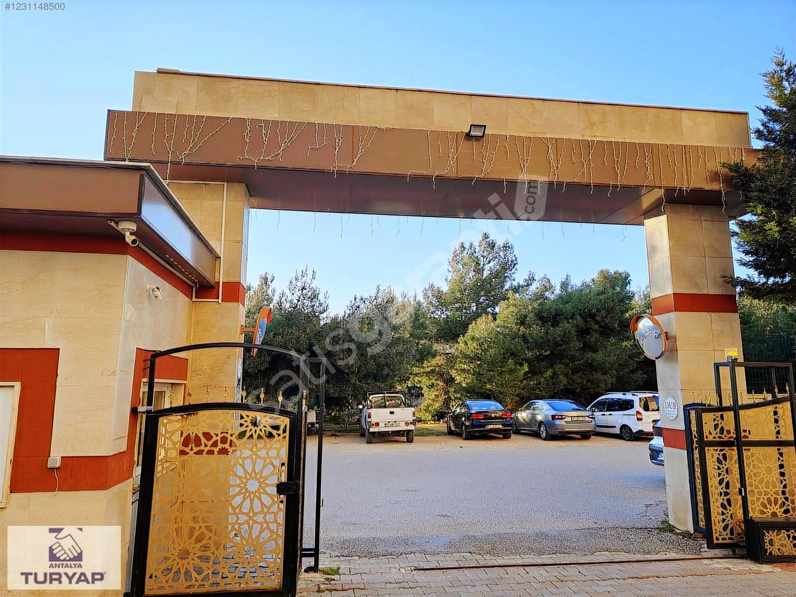 Konyaaltı Üniversite karşısında Dört cepheli Doğal gazlı Havuzlu