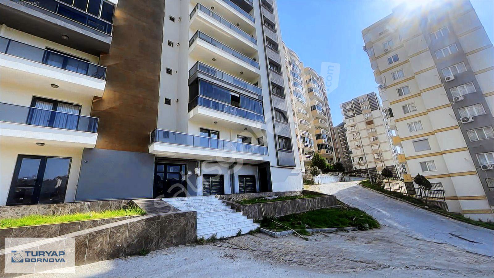 Çiğli Yakakent Mahallesi Çamlıkent sitesinde kiralık 2+1 Daire
