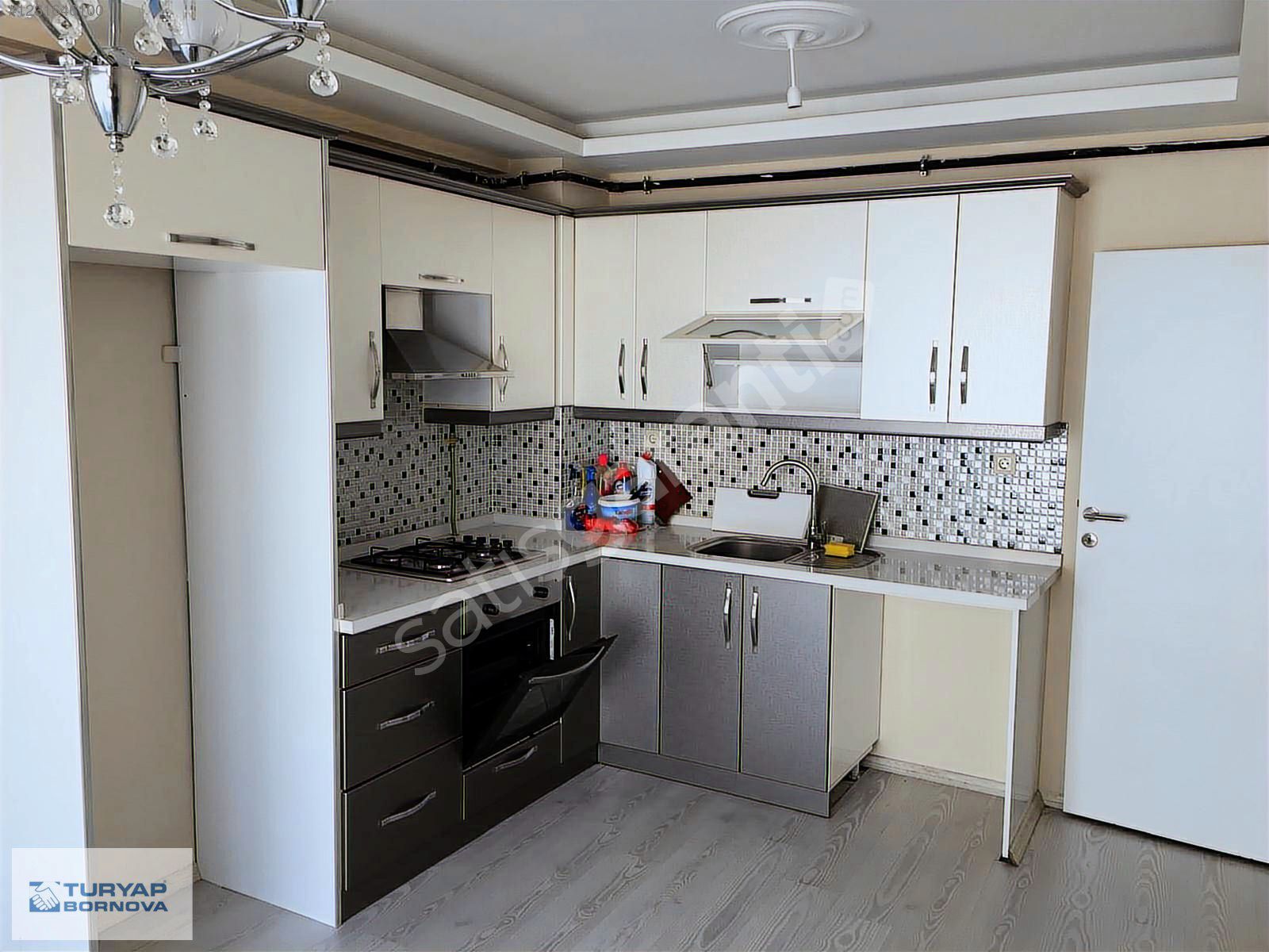Turyap'tan Bornova Merkezde Satılık Ara Kat Kombili 2+1 Daire