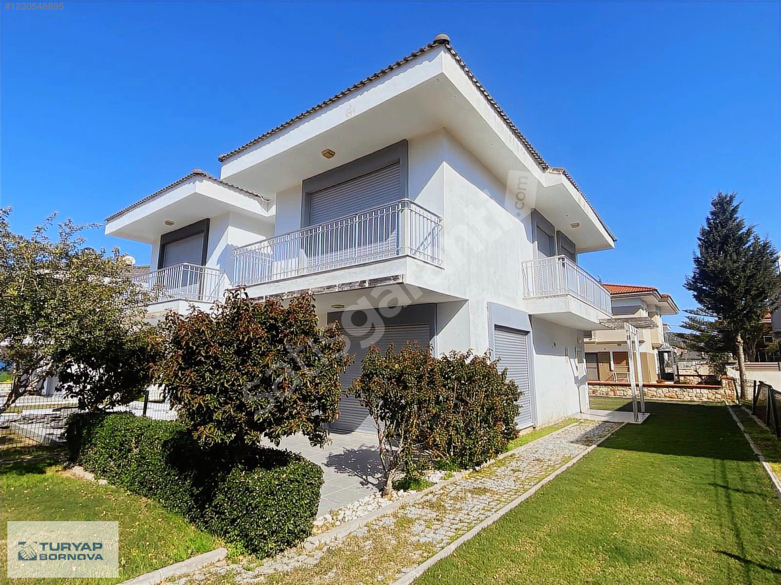 Çeşme Çiftlik'te Satılık Denize Sıfır Geniş Bahçeli 3+1 Villa
